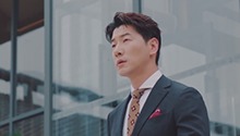 张亮帅气换装 