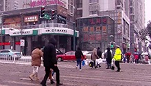 雪天路滑 行人车辆须谨慎通行