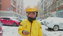 雨雪冰冻 外卖小哥走路送外卖