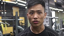 小伙靠一身肌肉照顾11个姐妹