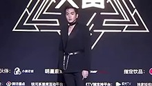 张若昀身着西装搭配烟熏眼妆