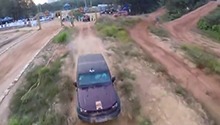 “马栏山车神”逗趣闯关