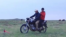 阿迪亚父子在边境发现可疑车辆