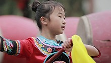敲苗鼓的孩子们