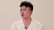 绝味兄弟上演花式甜蜜互动