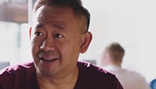 谢桥等人在咖啡馆分享好消息