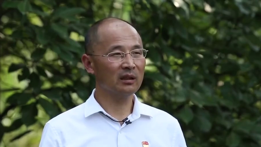 脱贫攻坚群英谱——脱贫攻坚干部考察调研 张忠富：76枚红手印 挽留最亲扶贫人