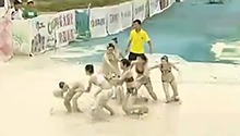 泥浆橄榄球“最牛”乌龙球