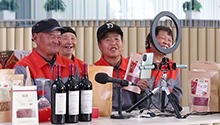 弘德村的老人们用直播推荐产品
