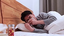 洗澡会导致新冠症状加重吗？