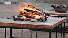 水泥地面上直接烤火，真的会爆炸吗？