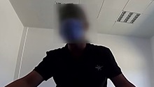 男子驾车打瞌睡 车辆失控撞护栏