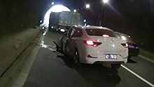 小车隧道内逆行酿祸 两车车头严重损毁