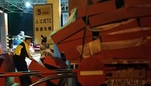 货车行驶途中摇摇欲坠 民警喊话引导驶离