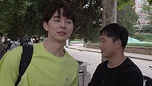 游泳健将变身道具小哥，江顾南片场“端茶倒水”