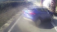 男子强行变道超车 先撞货车再撞护栏