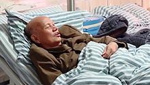 退休教师患重疾 小十九岁的妻子能否相伴到老