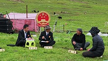 甘孜马背法官退休后仍坚持基层普法