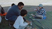 领队和少年们告别