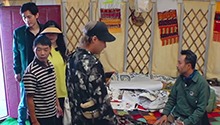 家长参观少年寝室
