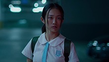 少女白天乖学生，晚上变成走私客
