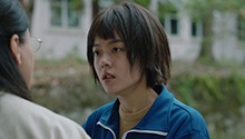 女孩被老师叫家长 妈妈生气怒打女儿