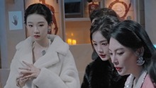 女推团合力破解“毒气”机关