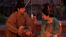 一镐落下挖出婚酒 酒香情醇二人共饮